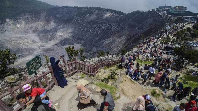 Gunung Tangkuban Parahu Erupsi, Tinggi Kolom Abu 200 Meter Gunung Tangkuban Parahu Erupsi, Tinggi Kolom Abu 200 Meter