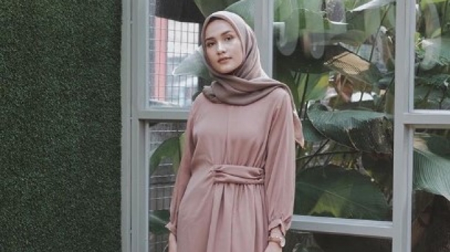 4 Hijab Look untuk Bukber dari Selebgram yang Bisa Kamu Tiru 4 Hijab Look untuk Bukber dari Selebgram yang Bisa Kamu Tiru