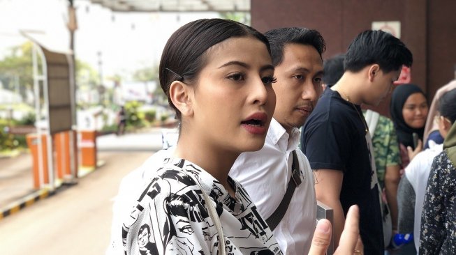 Awkarin pimpin Bersih-Bersih Pasca Demo Awkarin pimpin Bersih-Bersih Pasca Demo