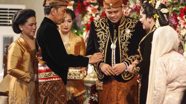 Tradisi "Tumpeng Jongko" Doakan Pernikahan Putri Jokowi Tradisi "Tumpeng Jongko" Doakan Pernikahan Putri Jokowi
