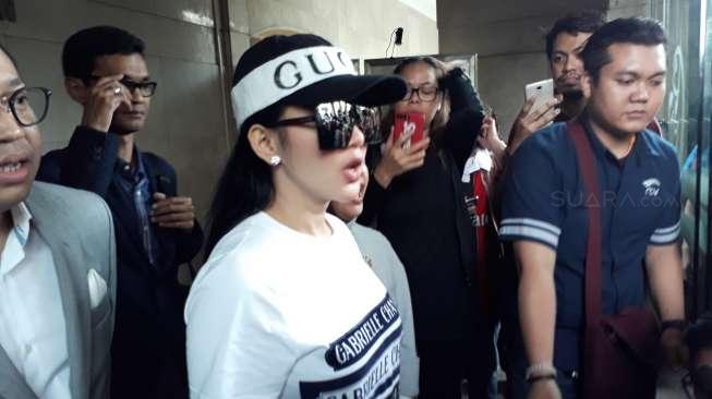 Bicara Promosi Kue, Syahrini Nyaris Perlihatkan Dalamannya Bicara Promosi Kue, Syahrini Nyaris Perlihatkan Dalamannya