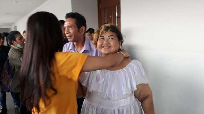 Terharu Didukung Teman, Pretty Asmara Menangis Usai Sidang Terharu Didukung Teman, Pretty Asmara Menangis Usai Sidang