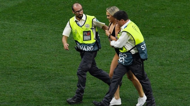 4 Fakta Kinsey Si Penyusup Seksi di Final Liga Champions, Barusan ke Bali 4 Fakta Kinsey Si Penyusup Seksi di Final Liga Champions, Barusan ke Bali