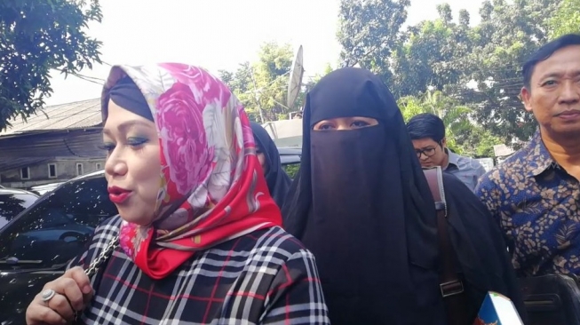 Istri Opick Boyong Anak ke Sidang Cerai Istri Opick Boyong Anak ke Sidang Cerai