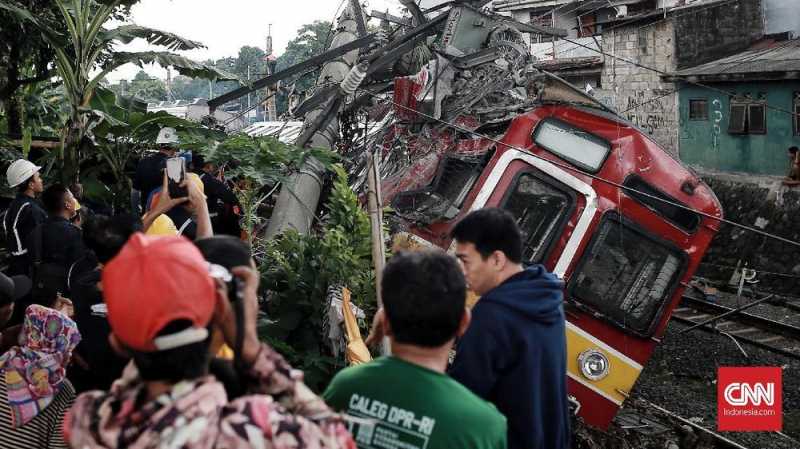 Perjuangan 7 Menit Penumpang di Gerbong KRL yang Terguling Perjuangan 7 Menit Penumpang di Gerbong KRL yang Terguling