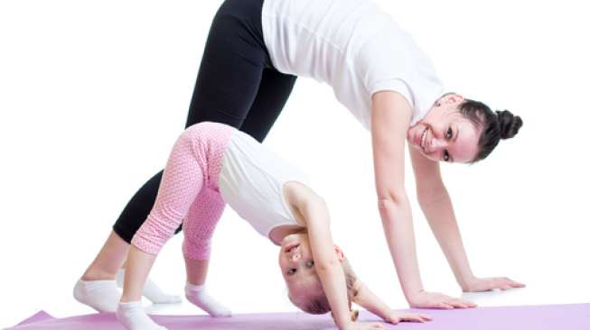 Unik, Ibu Ini Menyusui Anaknya Sambil Yoga Unik, Ibu Ini Menyusui Anaknya Sambil Yoga