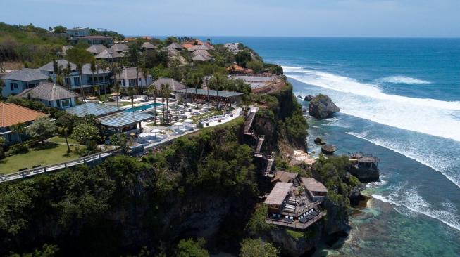 Menikmati Panorama Alam Uluwatu di Atas Tebing Ulu Cliffhouse