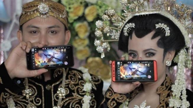 Ketemu di Game, Pasangan Pemain AoV Ini Naik Pelaminan Ketemu di Game, Pasangan Pemain AoV Ini Naik Pelaminan