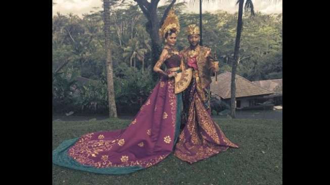 Bikin Kagum, John Legend-Chrissy Teigen Pakai Busana Bali Bikin Kagum, John Legend-Chrissy Teigen Pakai Busana Bali