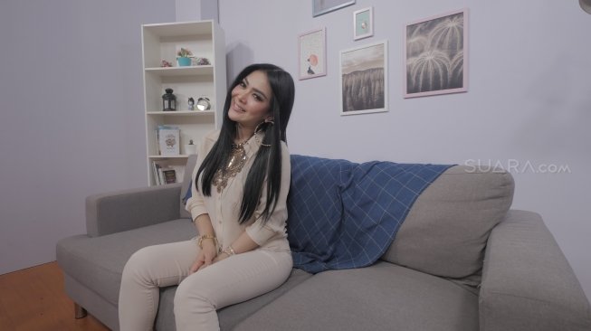 Scarfnya Jadi Sorotan, Syahrini: Untuk Salat di Pesawat Scarfnya Jadi Sorotan, Syahrini: Untuk Salat di Pesawat