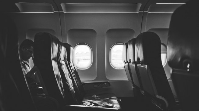 Viral, Kisah Pria Rela Berdiri 6 Jam di Pesawat Agar Istri Bisa Tidur