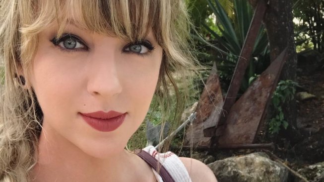 Bak Pinang Dibelah Dua, Inilah April Gloria Kembaran Taylor Swift