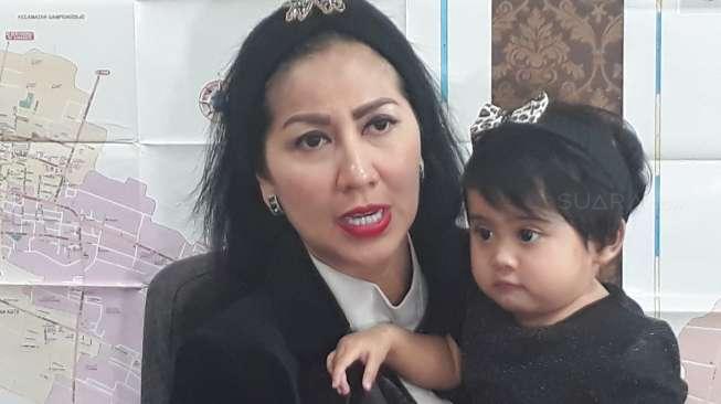 Sah Jadi Orangtua Asuh, Venna Melinda Teriak-teriak di Mobil Sah Jadi Orangtua Asuh, Venna Melinda Teriak-teriak di Mobil