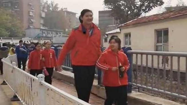 Anak Umur 11 Tahun Asal Tiongkok Ini Miliki Tinggi 2 Meter Anak Umur 11 Tahun Asal Tiongkok Ini Miliki Tinggi 2 Meter
