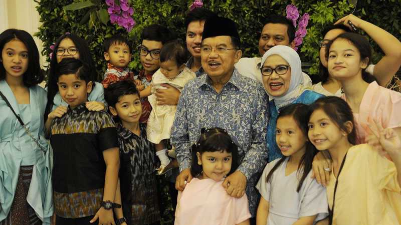 Kisah Asmara Jusuf Kalla dan Jinak-Jinak Merpati Sang Istri Kisah Asmara Jusuf Kalla dan Jinak-Jinak Merpati Sang Istri