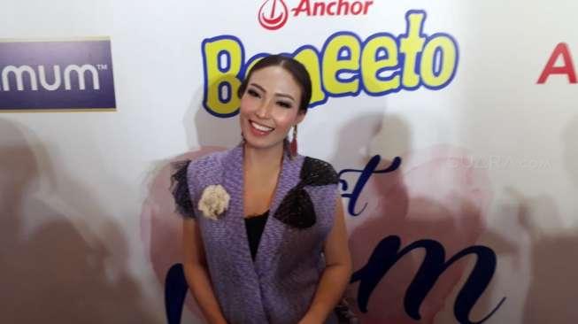 Ayu Dewi Pilih Jadi Ibu yang Tegas Ayu Dewi Pilih Jadi Ibu yang Tegas