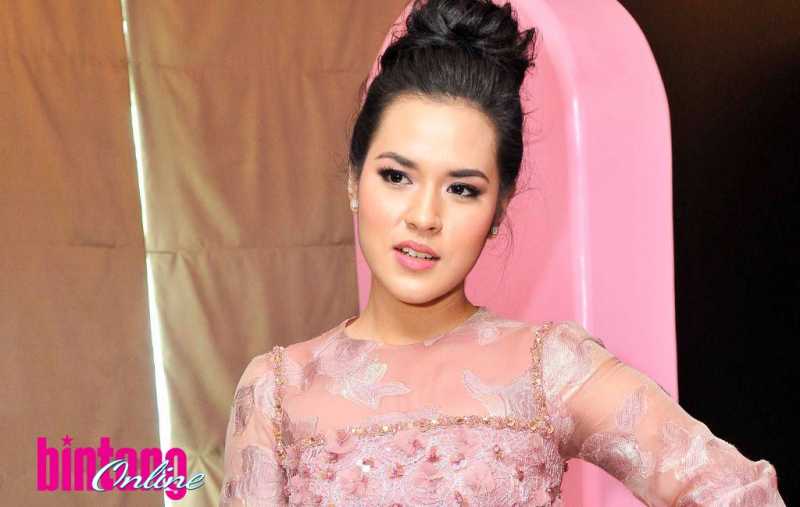 Raisa Melihat Banyak Cinta di Pernikahan Kahiyang Ayu Raisa Melihat Banyak Cinta di Pernikahan Kahiyang Ayu