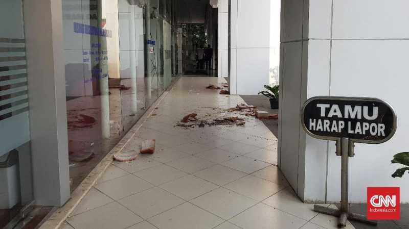 Polisi Sita Pisau dari Terduga Penyerang Kantor Kemendagri Polisi Sita Pisau dari Terduga Penyerang Kantor Kemendagri