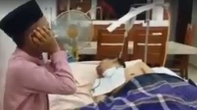 Kisah Haru! Nabil, Bocah 11 Tahun Setiap Hari Coba Bangunkan Ayah dari Koma lewat Azan Kisah Haru! Nabil, Bocah 11 Tahun Setiap Hari Coba Bangunkan Ayah dari Koma lewat Azan
