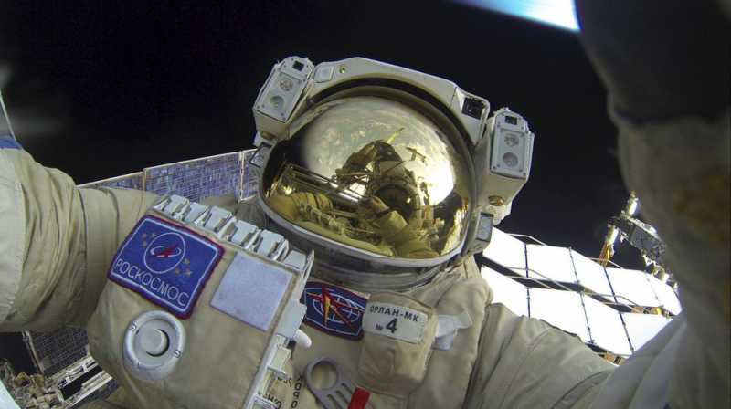 Baju Ruang Angkasa Neil Armstrong ke Bulan Mulai Terkoyak Baju Ruang Angkasa Neil Armstrong ke Bulan Mulai Terkoyak