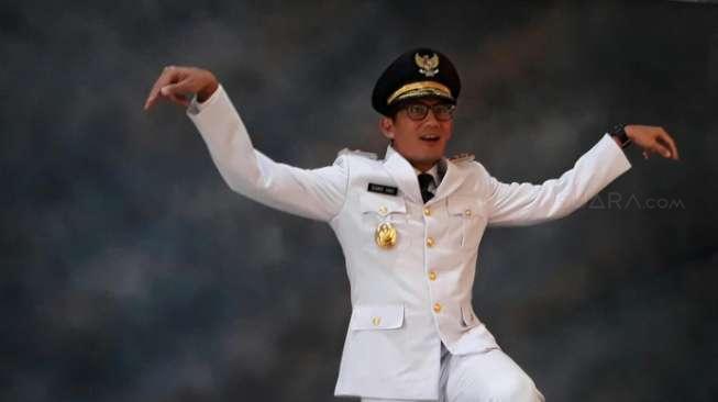 Foto Jurus Bangau Sandiaga Saat Coba Jas Dipuji dan Diejek