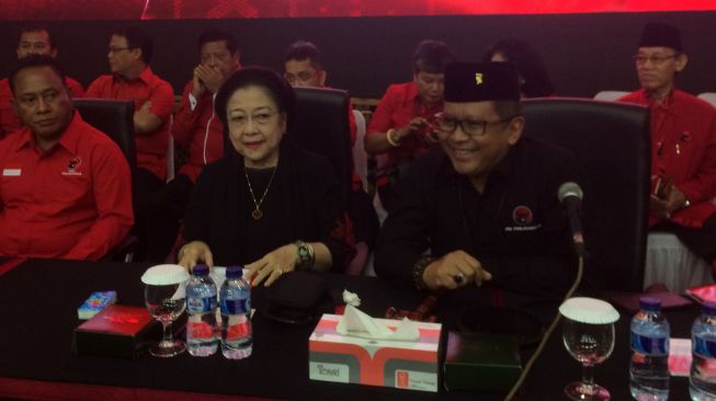 Isyarat di Balik Pakaian Serba Hitam Megawati saat Deklarasi? Isyarat di Balik Pakaian Serba Hitam Megawati saat Deklarasi?