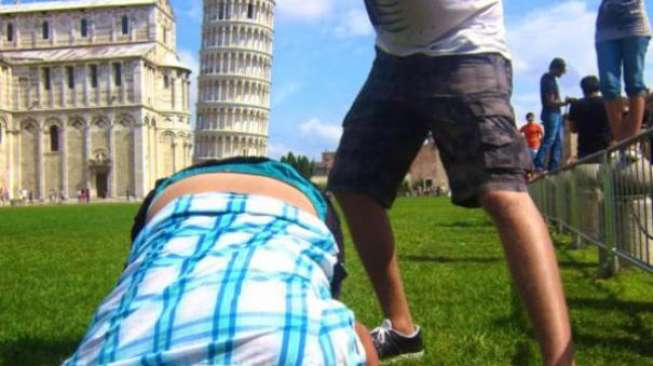 Sulit Tahan Tawa Lihat Pose-pose Kocak Orang di Menara Pisa Ini