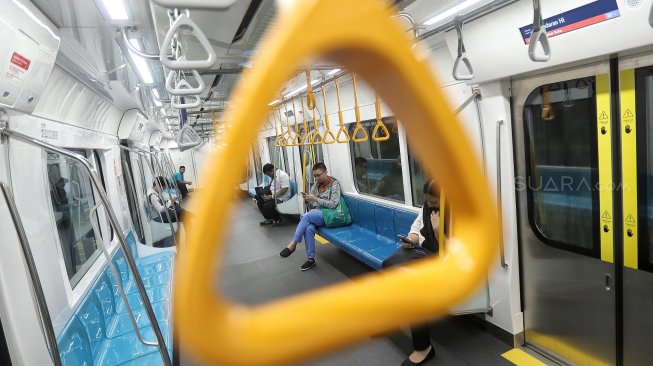 Gaya Perlente, Pria Ganteng di MRT Bikin Penumpang Tak Mau Turun Gaya Perlente, Pria Ganteng di MRT Bikin Penumpang Tak Mau Turun