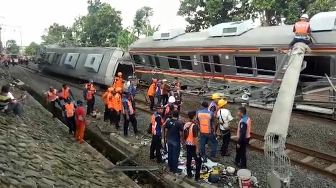 Firasat Netizen Jelang Anjloknya KRL Jakarta - Bogor Firasat Netizen Jelang Anjloknya KRL Jakarta - Bogor