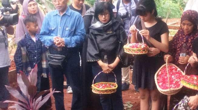 Tahlilan Yana Zein Tanpa Ibunda dan Dua Putrinya Tahlilan Yana Zein Tanpa Ibunda dan Dua Putrinya