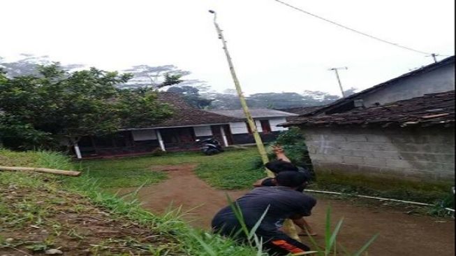 Pemuda Ini Bikin Tongsis Setinggi 20 Meter, Hasil Fotonya Gimana? Pemuda Ini Bikin Tongsis Setinggi 20 Meter, Hasil Fotonya Gimana?