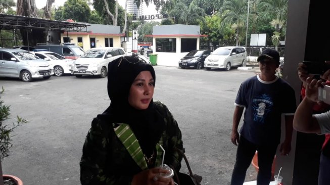Jenguk Sandy Tumiwa, Istri Siri Bawakan Mie Ayam dan Es Teh Manis Jenguk Sandy Tumiwa, Istri Siri Bawakan Mie Ayam dan Es Teh Manis