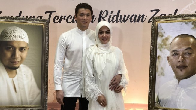 Syahrini Pamer Potret Reino Barack saat Ibadah, Netizen Beri Sindiran Pedas Syahrini Pamer Potret Reino Barack saat Ibadah, Netizen Beri Sindiran Pedas