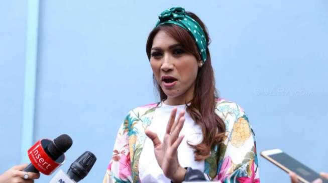 Tata Janeeta Bingung Sudah Menjanda atau Belum, Kok? Tata Janeeta Bingung Sudah Menjanda atau Belum, Kok?
