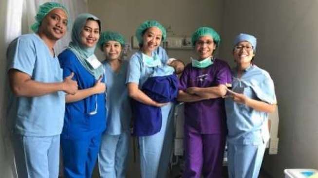 Sukses Operasi Katarak, Anak Asri Welas Bisa Pulang Besok Sukses Operasi Katarak, Anak Asri Welas Bisa Pulang Besok