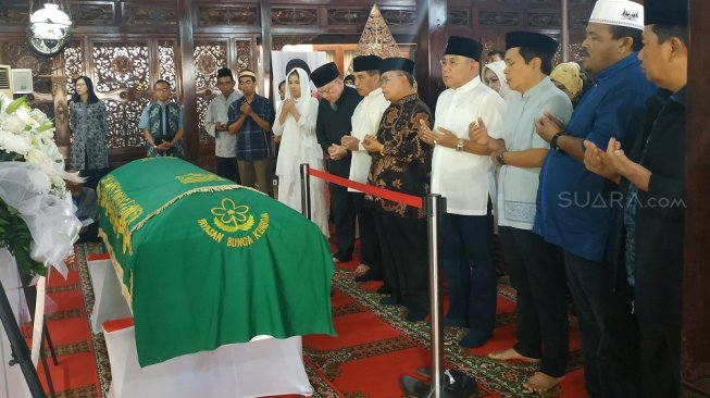Jenazah Ibunda SBY Disemayamkan di Cikeas, Para Tokoh Berdoa Bersama Jenazah Ibunda SBY Disemayamkan di Cikeas, Para Tokoh Berdoa Bersama