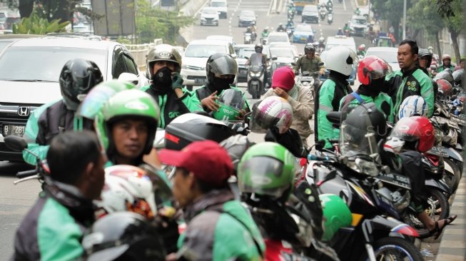 Baik Banget, Pelanggan Berikan Bingkisan ke Driver Ojol Ini