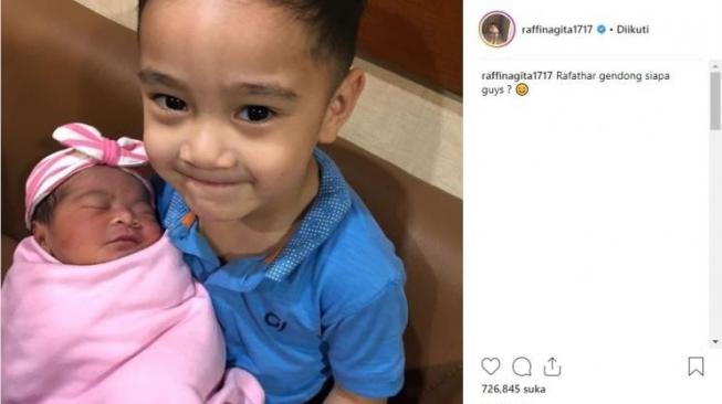 Menggemaskan! Ini Ekspresi Rafathar Saat Dikasih Sepeda Jokowi Menggemaskan! Ini Ekspresi Rafathar Saat Dikasih Sepeda Jokowi