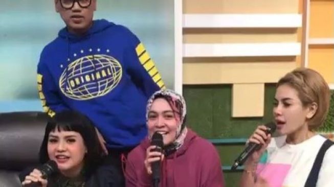 Nyanyi Lagu Ini, Nikita Mirzani Sindir Ayu Ting Ting? Nyanyi Lagu Ini, Nikita Mirzani Sindir Ayu Ting Ting?
