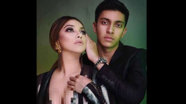 Bikin Melotot! Sarah Azhari Umbar Dada di Samping Anak Bikin Melotot! Sarah Azhari Umbar Dada di Samping Anak
