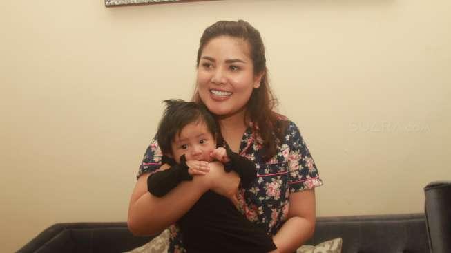 Baru Umur 4 Bulan, Anak Nindy Didandani Mirip Marlyn Monroe