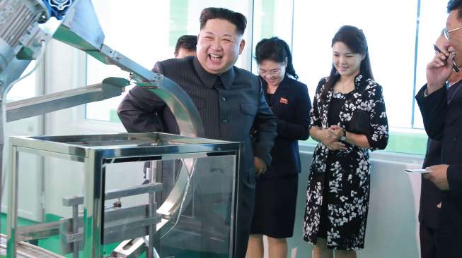 Senyum Kim Jong Un Bawa Istri Jalan-jalan ke Pabrik Kosmetik