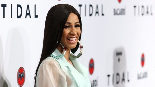 Gaya Nyeleneh Cardi B Belanja ke Toko Pakai Handuk Mandi