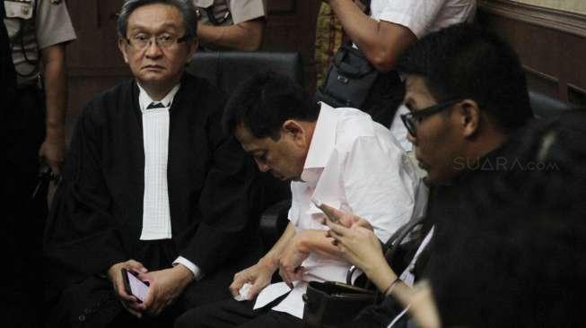 Bisik-bisik Pengunjung di Sidang Novanto: "Yah Pura-pura Sakit"