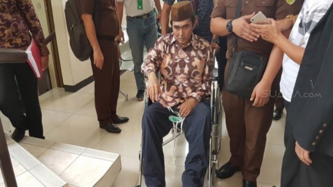 Kena Stroke, Gatot Brajamusti Jalani Sidang Pakai Kursi Roda