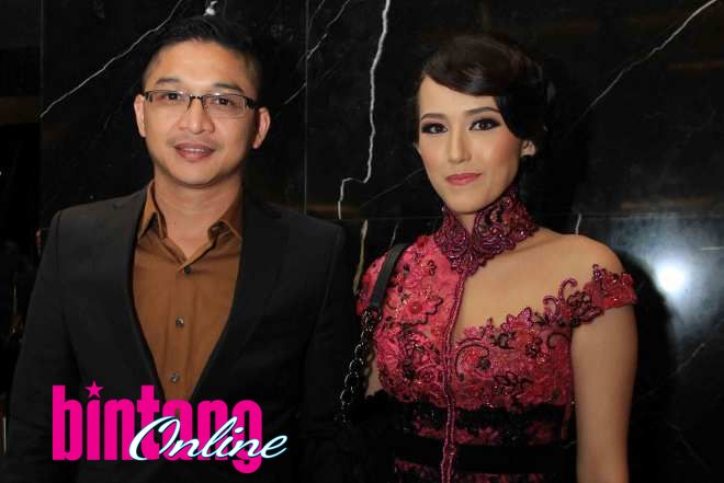 Gempa Palu, Adelia Wilhelmina dan Pasha Ungu Tidur di Tenda Pengungsian Gempa Palu, Adelia Wilhelmina dan Pasha Ungu Tidur di Tenda Pengungsian