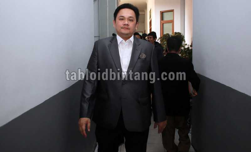 Begini Reaksi Nia Daniaty Saat Farhat Abbas Berusaha Kecup Keningnya Begini Reaksi Nia Daniaty Saat Farhat Abbas Berusaha Kecup Keningnya