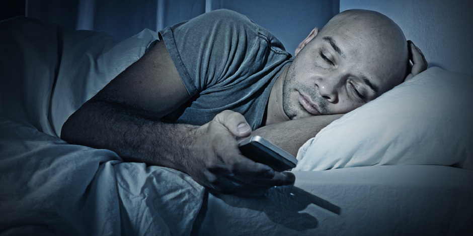 Membawa Ponsel Saat Tidur Picu Radiasi Buruk bagi Tubuh