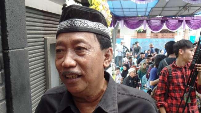 Punya Anak di Usia 62 Tahun, Doyok Lupa Cara Gendong Bayi Punya Anak di Usia 62 Tahun, Doyok Lupa Cara Gendong Bayi