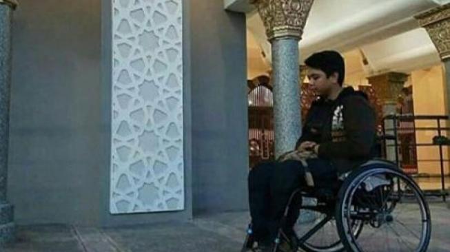 Dibilang Tak Suci, Disabilitas Ini Diusir Disuruh Salat di Luar Masjid Dibilang Tak Suci, Disabilitas Ini Diusir Disuruh Salat di Luar Masjid